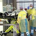 Hollandi meedikud teisipäeval patsienti Saksamaale transportimas. Ent ka osades Saksa liidumaades hakkavad haiglad täituma.