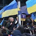 Riigireetmises süüdistatavat Porošenkot ümbritsesid Ukrainasse saabudes tuhanded tulihingelised toetajad.