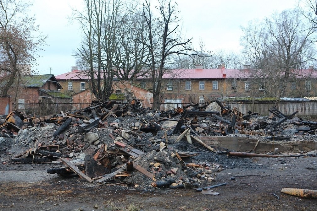 FOTOD | Suurärimehele kuuluval kinnistul põlengus täielikult hävinenud Balti Manufaktuuri uhke villa taastatakse